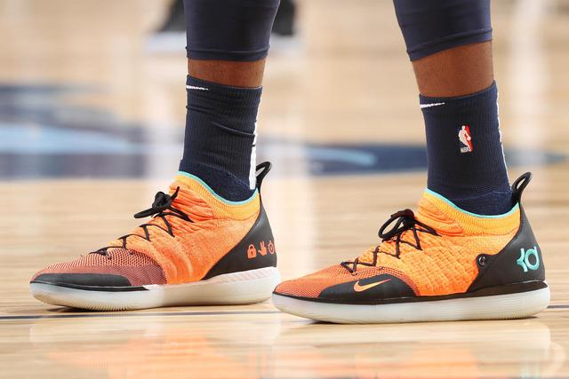 掘金约基奇三双末节爆发（约基奇斩获三双，末节发威助掘金）