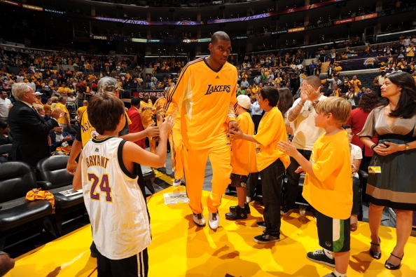 开香槟！中国女排3-1战胜日本豪取3连胜！赵勇变阵封神（中国女排3-1击败日本豪取三连胜，赵勇临场变阵立奇功）