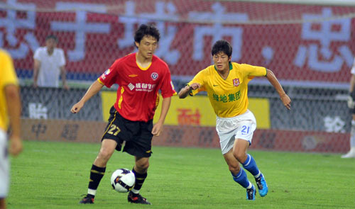 动作过大！约翰逊突破被段睿骐直接拽翻在地 后者违体（对抗过猛！约翰逊突破遭段睿骐拉拽摔倒，判罚违体犯规）