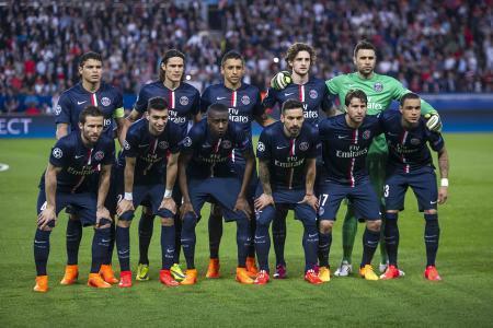 随迈阿密国际夺冠，德保罗赛后剪下主场球网留念（随国际迈阿密加冕冠军，德保罗赛后剪下主场球网作纪念）