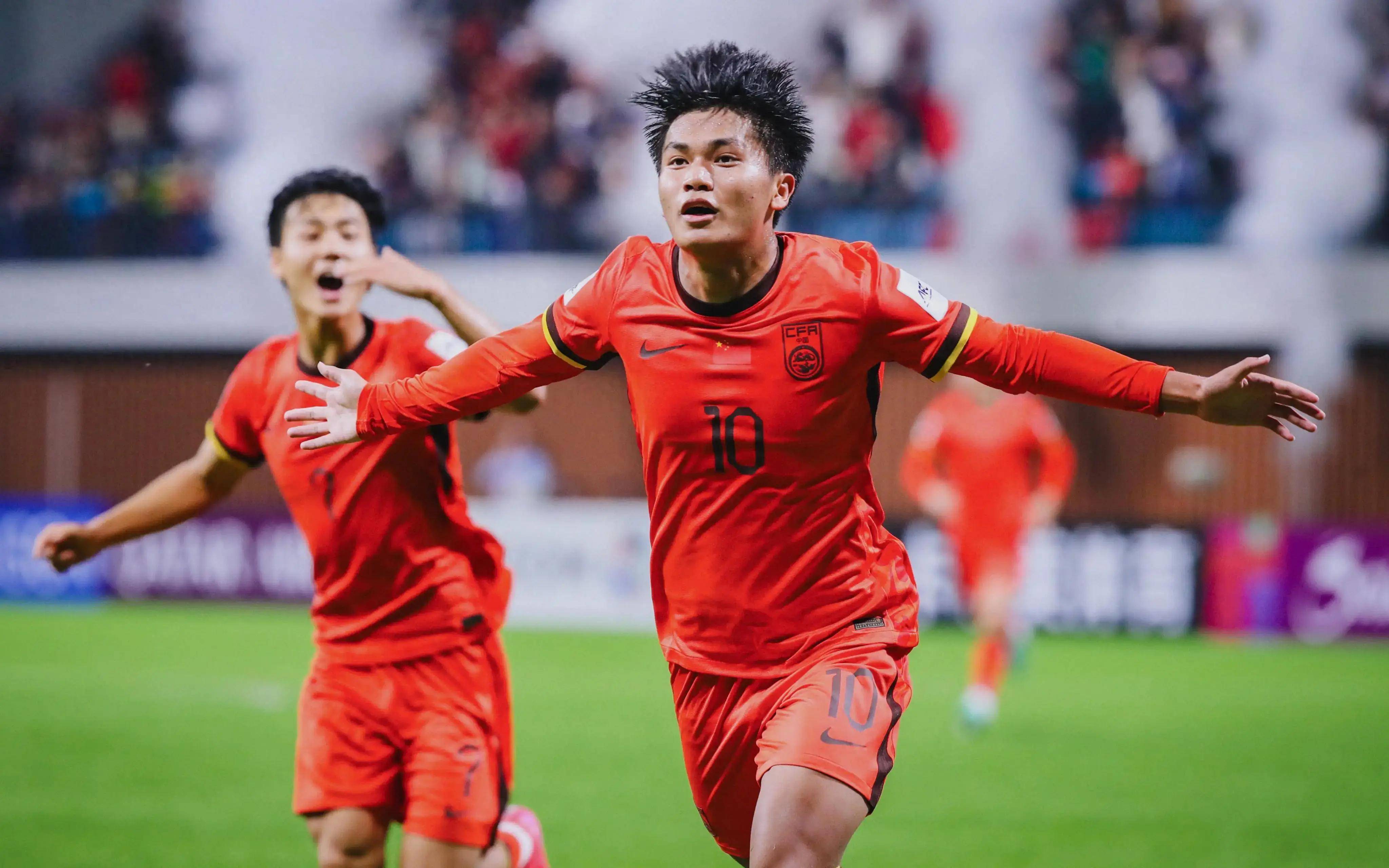 特里皮尔代表纽卡向IVE成员赠送专属球衣，后者为开球嘉宾（特里皮尔代纽卡向IVE成员赠送定制球衣，后者担任开球嘉宾）