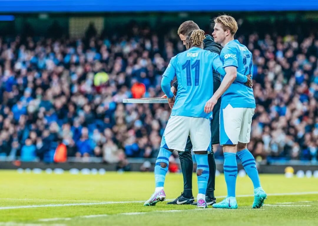 所有人都来欣赏刘亦菲阿布扎比8s换轮胎…老公姐这块！（刘亦菲在阿布扎比8秒换胎，全场惊呼！）