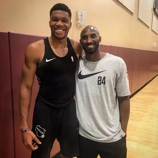 混团夺冠，国乒陪练角落等待，谁注意孙颖莎举动，刘国梁没说错（混合团体夺冠，国乒陪练默默守在角落，孙颖莎细节引发关注，刘国梁说得没错）