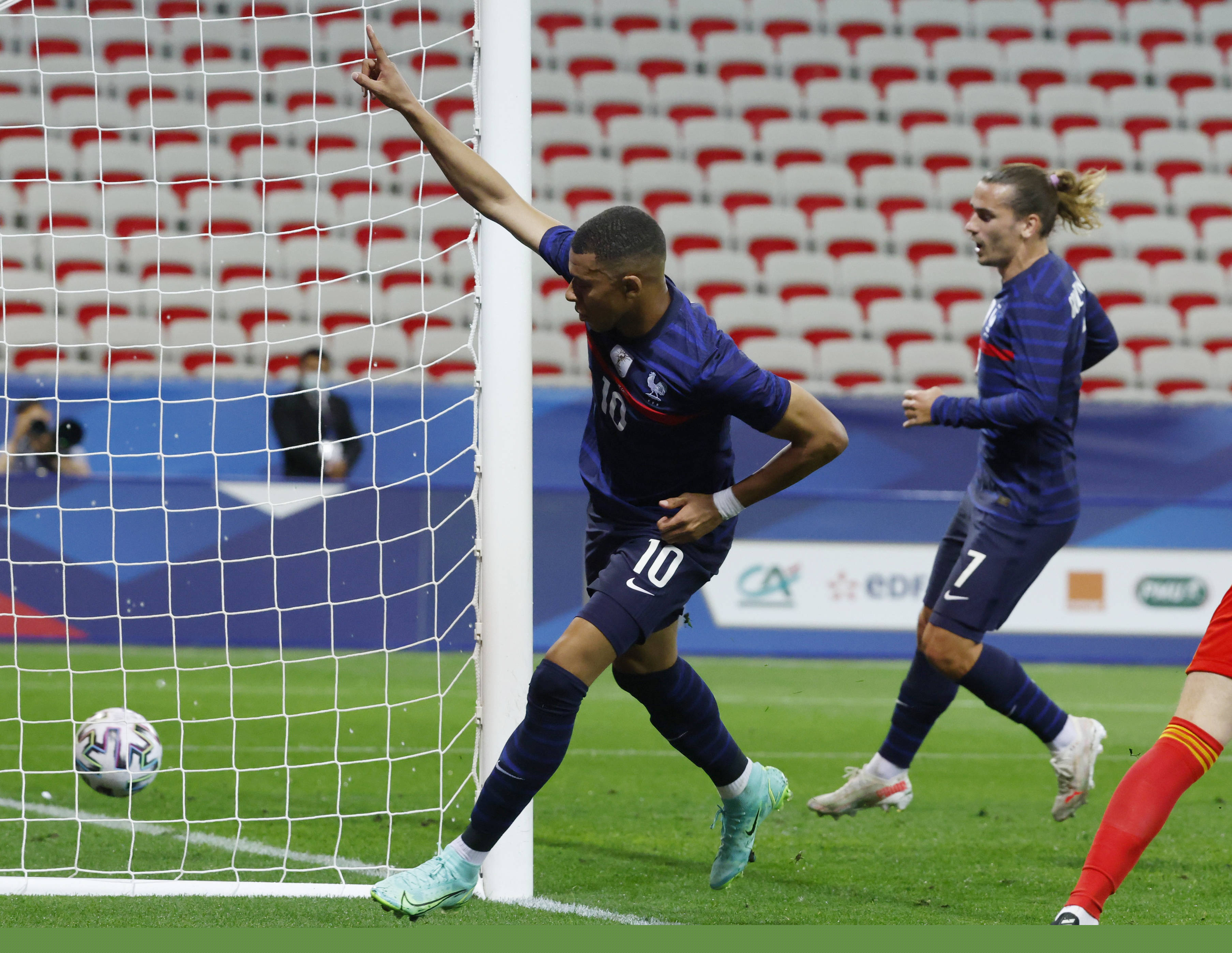 里程碑，奥巴梅扬打入职业生涯第400球（里程碑时刻！奥巴梅扬完成职业生涯第400球）