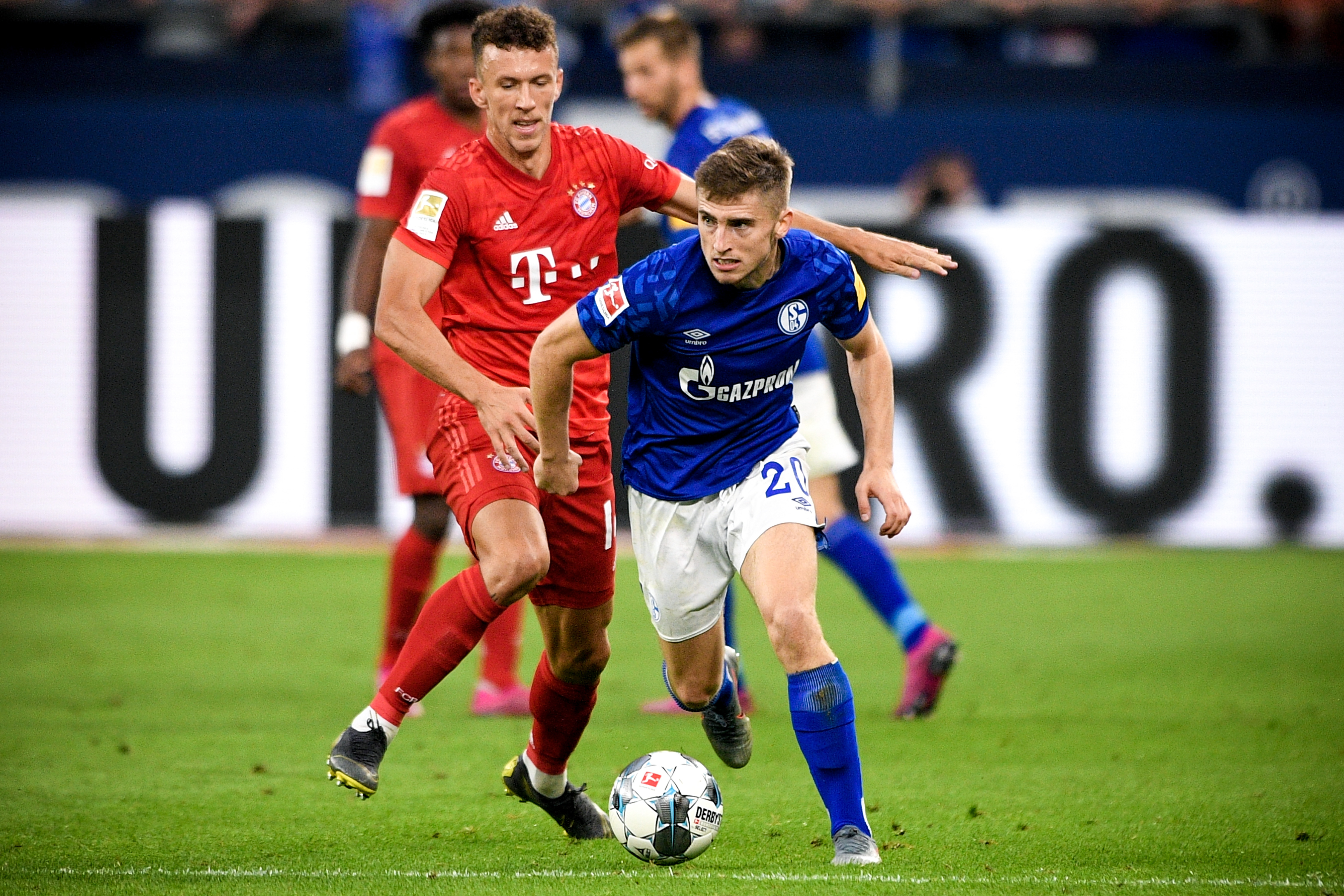 莱万压哨破门帮助巴萨取关键三分（莱万读秒绝杀助巴萨拿下宝贵三分）