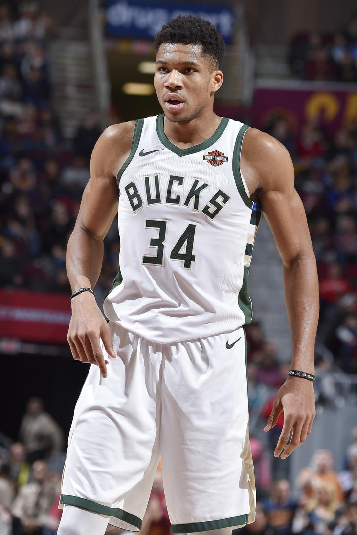 奥尔莫庆祝胜利：非常重要的三分！国家队比赛日后见（奥尔莫欢庆告捷：拿下关键三分，国家队比赛日后再会）