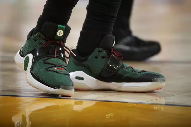 意媒：因机场跑道结冰，尤文全队与远征球迷被困挪威（机场跑道结冰致航班停摆，尤文全队与远征球迷滞留挪威）