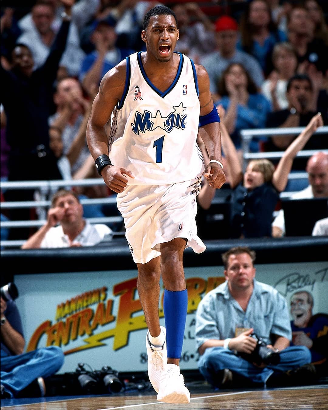 TA：利物浦球迷对阿诺德情感复杂，右路离开他后实力大打折扣（TA：阿诺德成红军球迷的矛盾焦点，右路失去他后战力明显下滑）