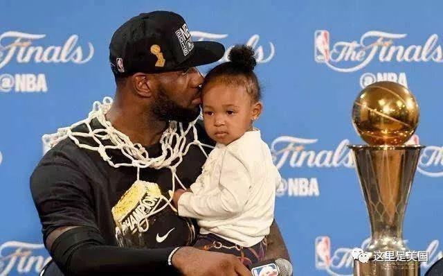 急眼了！迪亚洛冲筐裁判不吹暴怒吃到技犯（迪亚洛突破无哨怒喷裁判，当场吃到技术犯规）