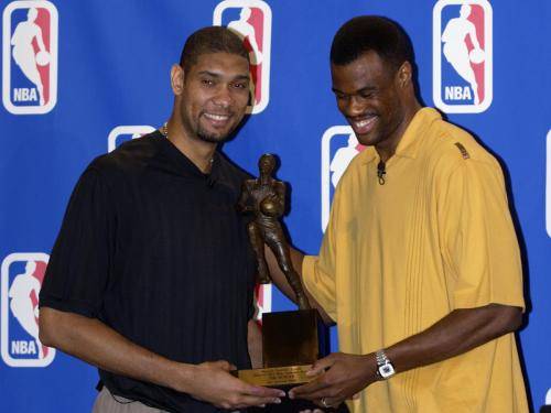 英超夺冠赔率公布！阿森纳强势登顶，曼城退居次席（英超冠军赔率出炉：阿森纳跃居榜首，曼城位列第二）