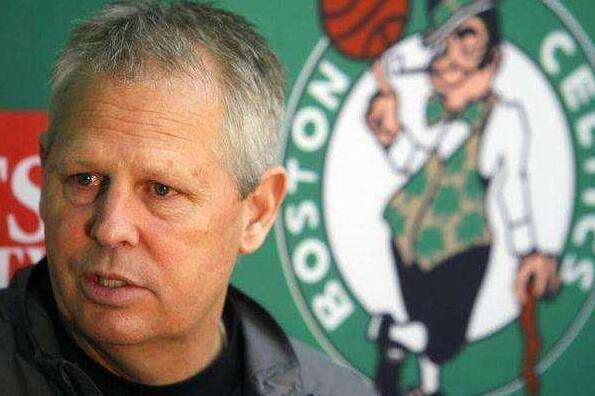 中超赛场争议判罚：VAR判罚引发热议,（中超争议判罚风波：VAR决定引发热议）