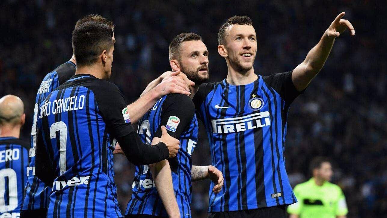 德甲战报：凯恩替补登场戴帽，拜仁5-0狂胜十人斯图加特（德甲：凯恩替补上演帽子戏法，拜仁5-0横扫十人斯图加特）