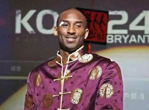 骑车危险行为引热议，功德木鱼再破碎（危险骑行引发争议，“功德木鱼”再度碎裂）